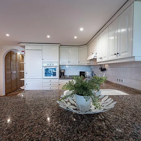 Stella Maris Beachfront Apartment, Sea View *