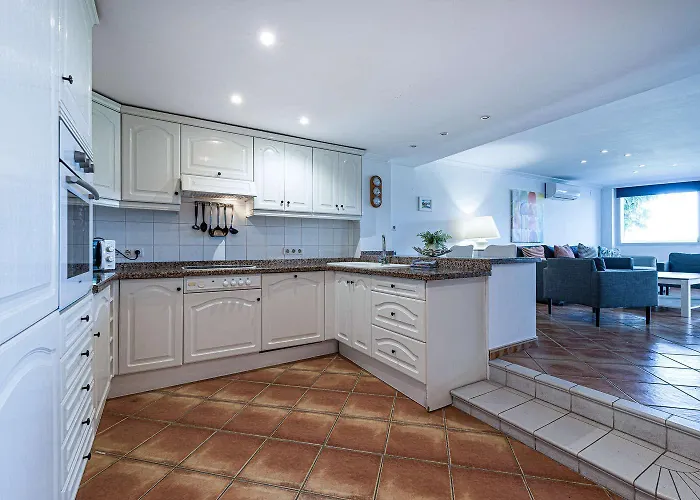 Апартаменты Stella Maris Beachfront Apartment, Sea View Нерха