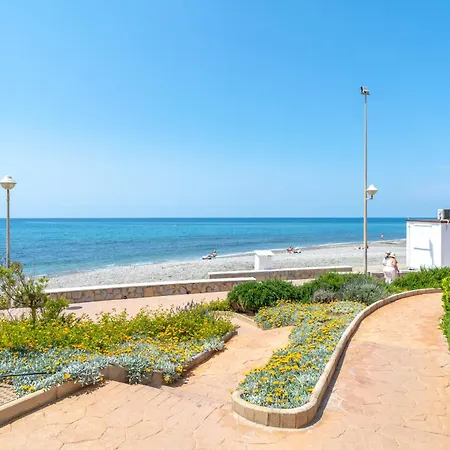 Beachfront 120 Qm Sea View With Terrace נרחה