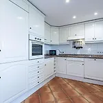 Stella Maris Beachfront Apartment, Sea View Нерха