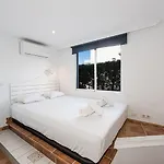Stella Maris Beachfront Apartment, Sea View Апартаменты *