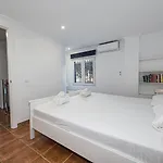 Апартаменты Stella Maris Beachfront Apartment, Sea View